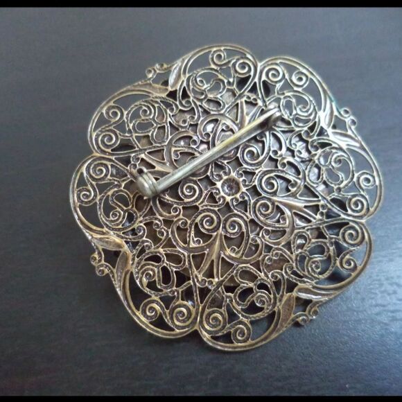 VINTAGE PEARL RHINESTONE FLOWER GOLD TONE 1 7/8" BROOCH - Picture 2 of 2